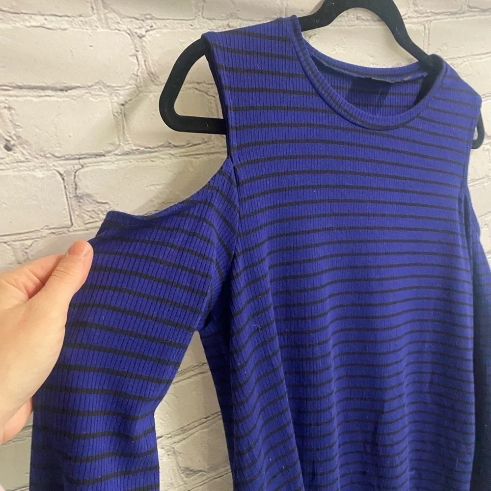 5/$20 Women’s Apt. 9 Long Sleeve Striped Shoulder Cut Out Shirt M Blue Black - Picture 3 of 6